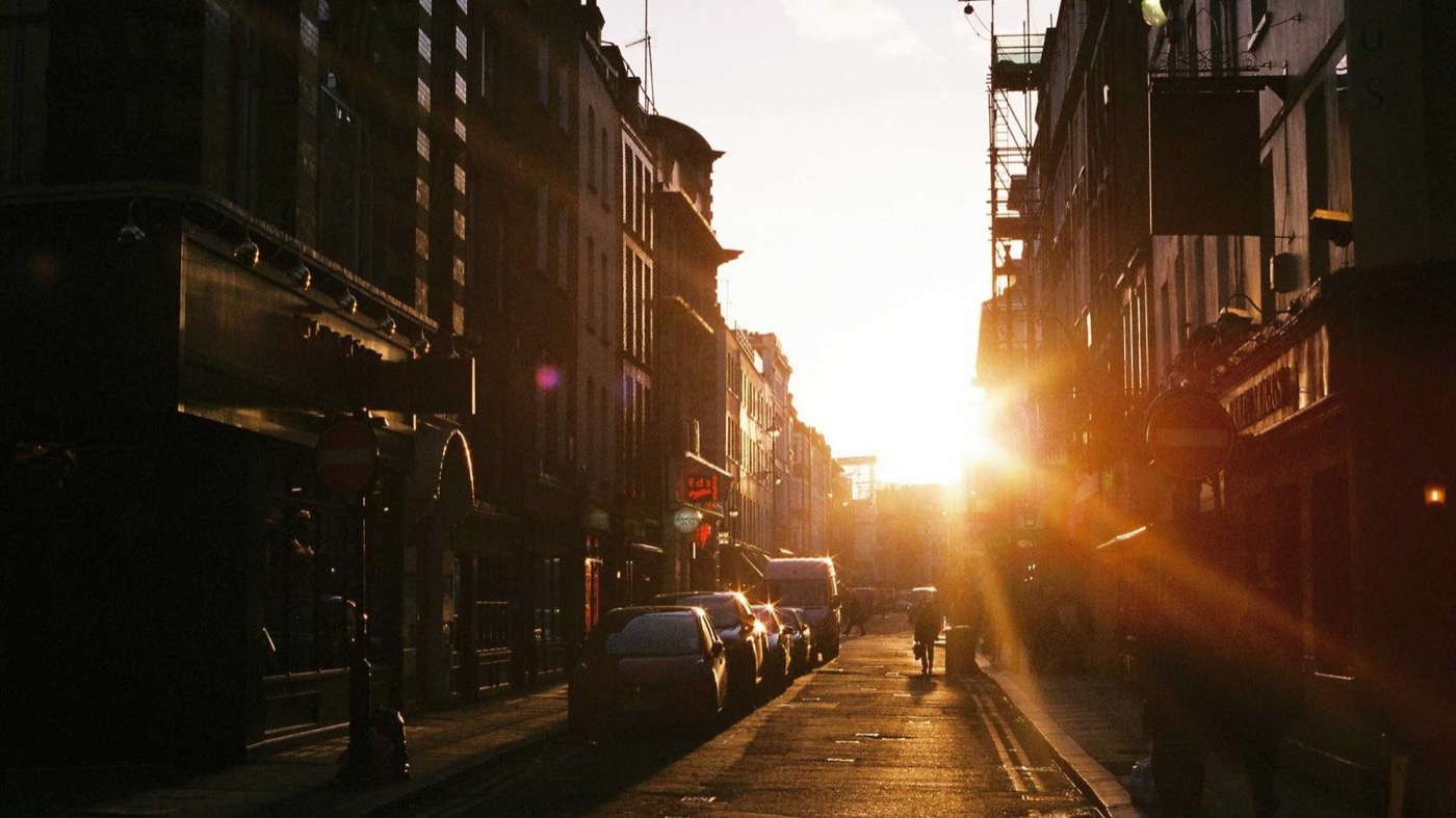 Professional coaching session focused on LinkedIn optimization.